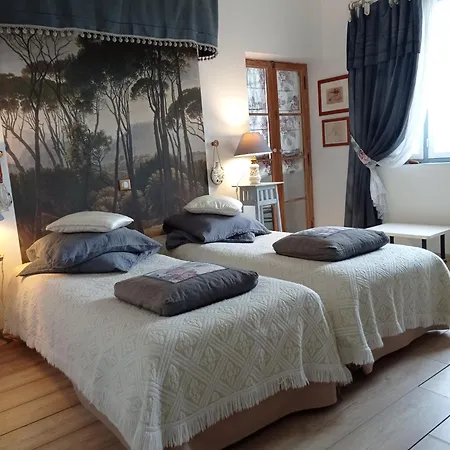 Le Chateau De Roquebere Bed & Breakfast