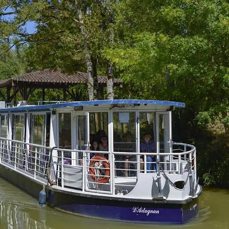 Le Château De Roquebère Alojamento de Acomodação e Pequeno-almoço Condom