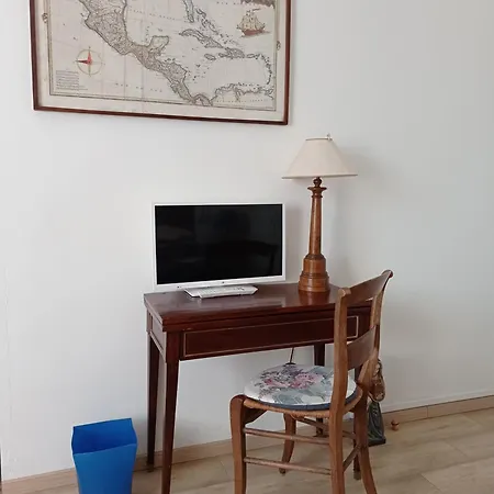 Le Chateau De Roquebere Bed & Breakfast *