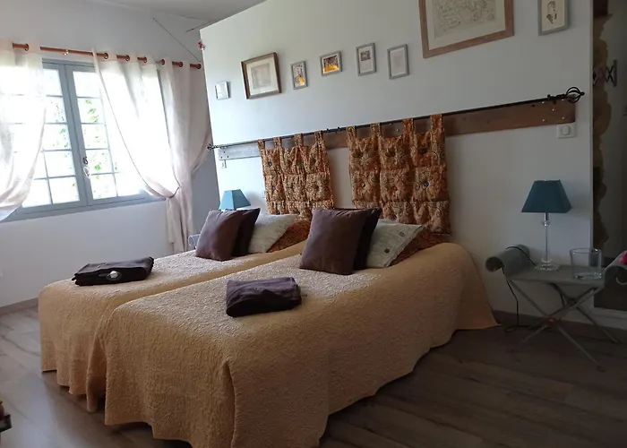 לינה וארוחת בוקר Le Chateau De Roquebere קונדום